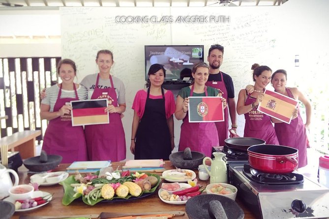 Anggrek Putih Lombok Cooking Class - What you’ll eat: banana-leaf fish, curry, and vegetarian options