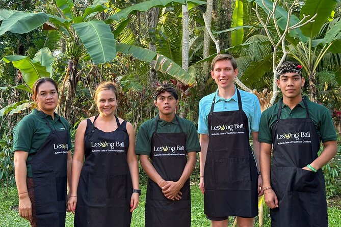 Balinese Authentic Cooking Class in Ubud - A traditional Balinese house visit: family compounds in plain language