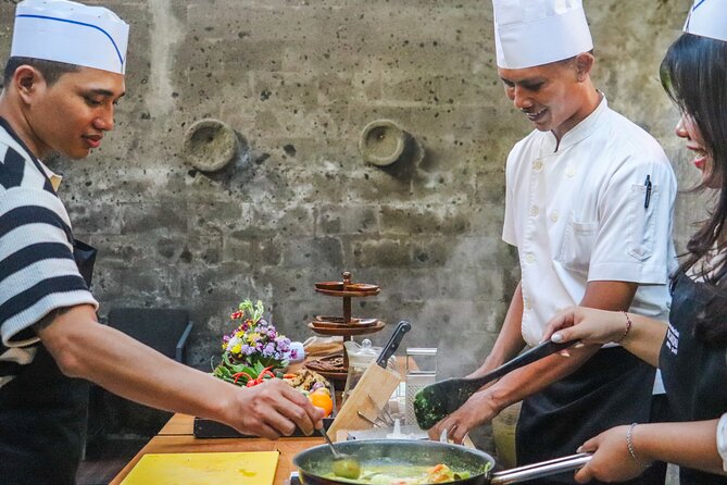 Balinese Cooking Class at The Santai Umalas Kerobokan - Chef coaching in a villa setting: what you get in a small group