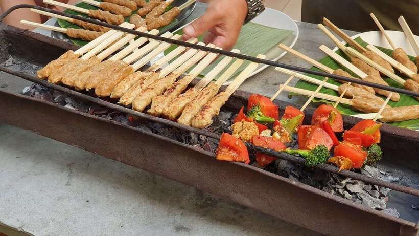 Balinese cooking class/Go shopping at the market, cook, eat - The meal is part of the class: eat what you make