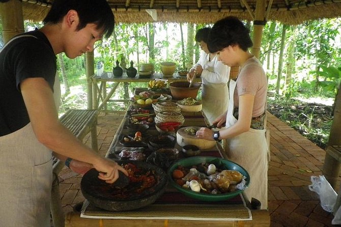 Balinese Cooking class with traditional morning market visit - The jungle workshop kitchen: how the class actually runs
