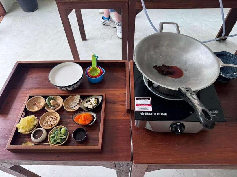 Bangkok: Cooking Class + Tuk Tuk Ride + Market Tour - Prannok Market tour: shopping for flavor like a local