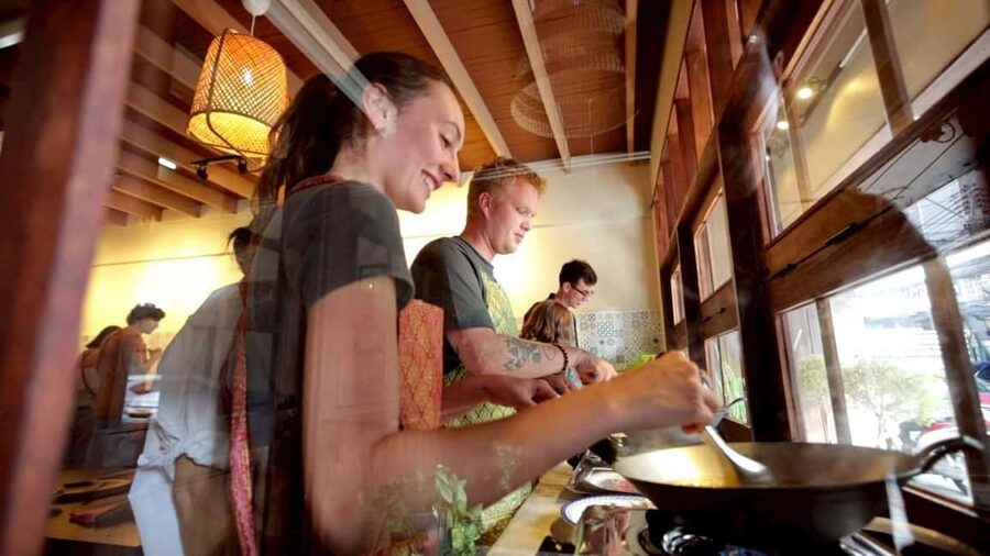 Bangkok: Thai Cooking Class With 4 Dishes & Thai Drink - Huai Khwang Market Walk: Where Thai flavors start