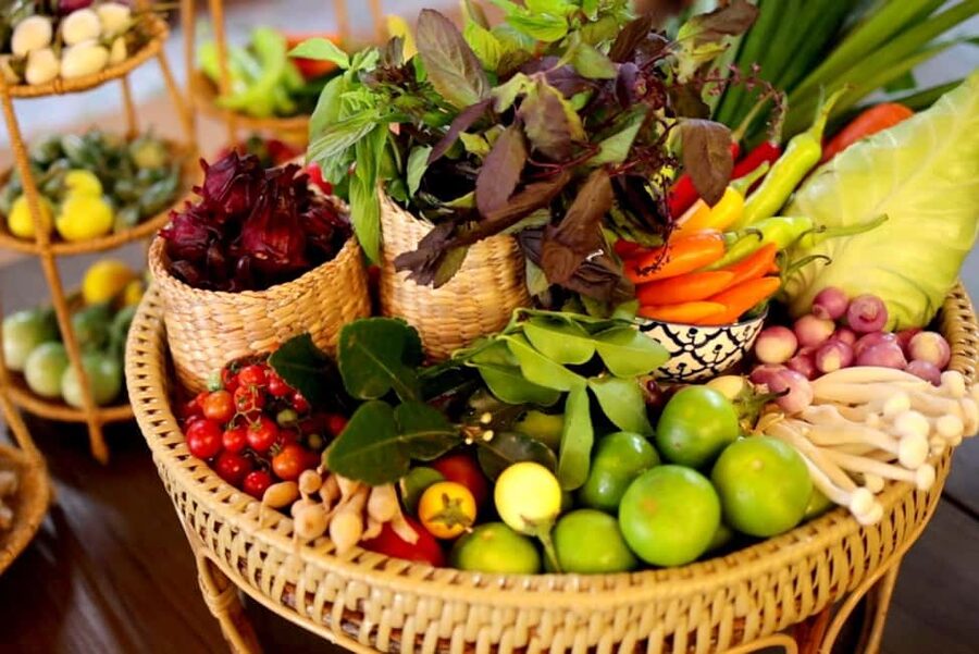 Bangkok: Thai Cooking Class With 4 Dishes & Thai Drink - The instructor experience: English lessons you can follow