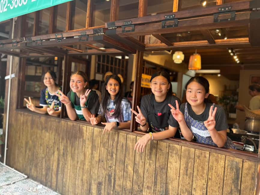 Bangkok: Thai Cooking Class With 4 Dishes & Thai Drink - Eating together: a meal that makes the lessons stick