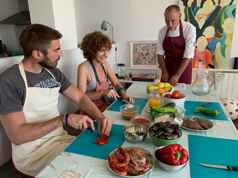 Barcelona: Paella Seafood Master Cooking Class with Sangria - Meeting Alfonso and Txema: How the Evening Gets Moving
