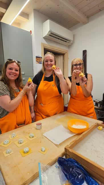 Bologna: Pasta Cooking Class, Ragu & Wine with Local Host - Finding the Place: The Gray Gate and Bell Fiocchi