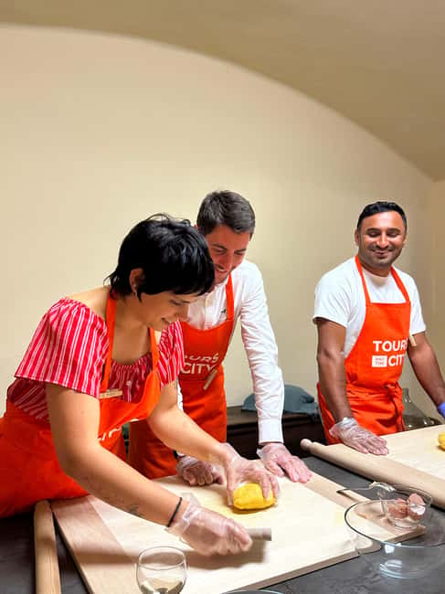 Bologna: Pasta Tagliatelle Ragu Cooking Class with Spritz - Rolling Dough by Hand with a Bologna Sfoglina
