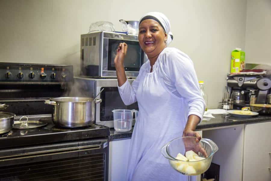 Cape Town: Bo-Kapp Walking Tour and Malay Cooking Class - Meeting point at the purple house