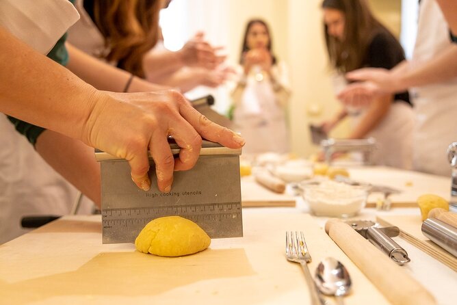 Cesarine: Home Cooking Class and Meal with a Local in Venice - Finding the Meeting Point Near Rialto (Without Stress)