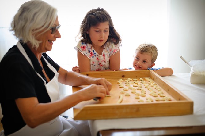 Cesarine: Market Tour & Home Cooking Class in Bari - A local home kitchen: private lessons with family energy