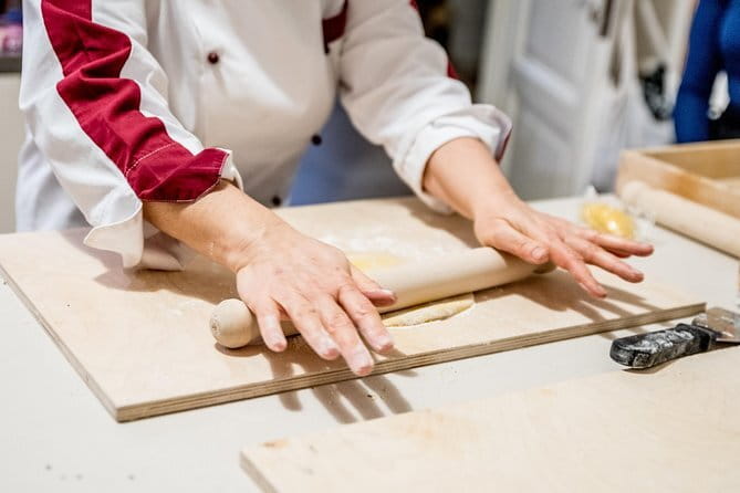 Cooking class and home made pasta in Florence with LA VIVANDIERA! - Eating together with wine: the part that makes it feel like a real Tuscan evening