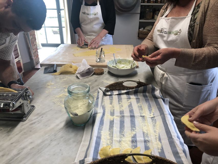 Cortona: Pasta and Pizza Cooking Class - The rose garden break: when 360 views become part of the class