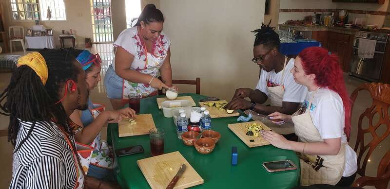 Cozumel: Private Cooking Class in a Family Kitchen - Drinks and snacks included: a real social meal