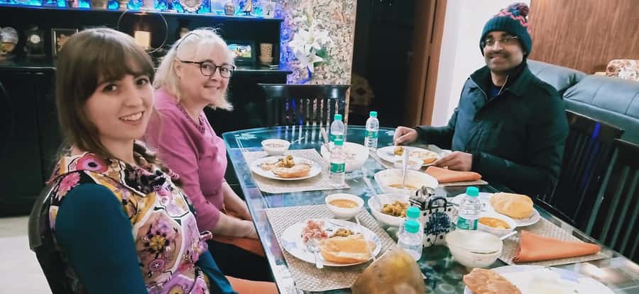 Delhi: AI Cooking Class and Much More in a Local Family Home - A Delhi Home Welcome With Maala, Kalava & Teeka