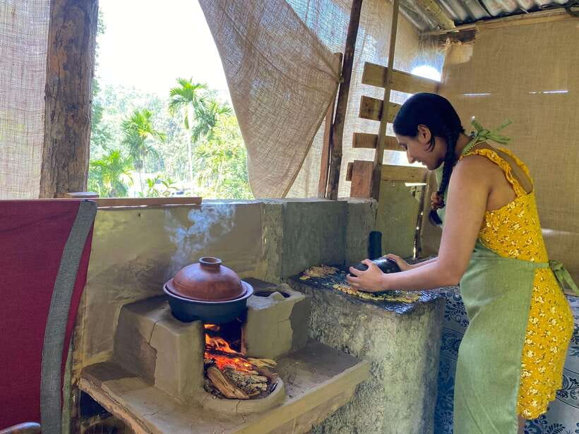 Ella Sri Lanka : Mom's Kitchen Cooking class - The outdoor kitchen and tools: where the class becomes memorable