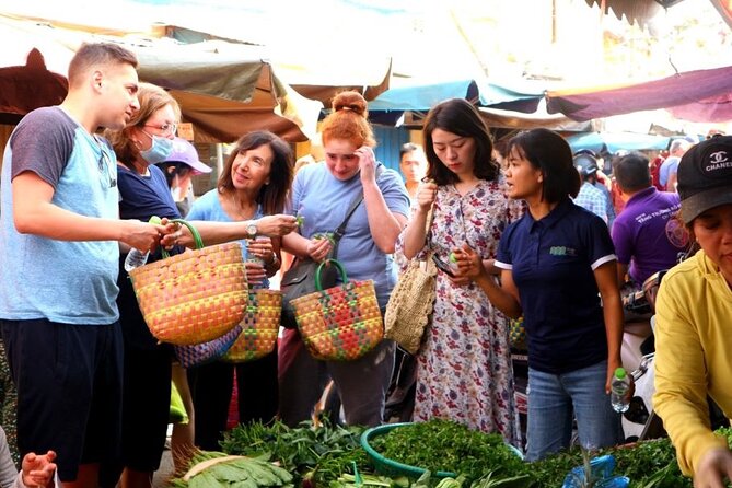 Experience Local Market and Boat Ride with Cooking Class - Hoi An Market: choosing ingredients for your lunch
