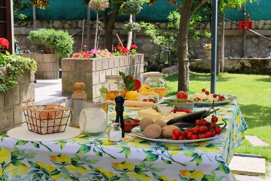 From Sorrento to Meta: cook with a local family and enjoy the garden!! - Getting there from Sorrento: pickup vs. Circumvesuviana