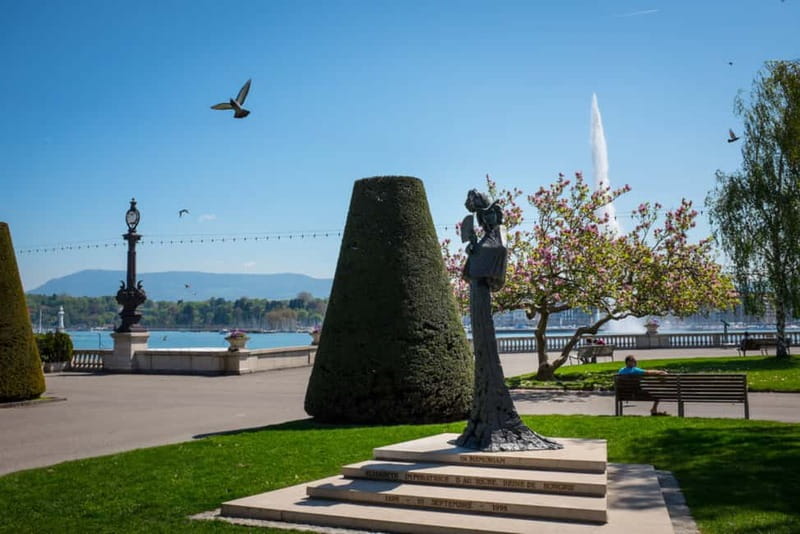 Geneva: City Tour and Fondue Cooking Class, Swiss Folklore - Small Group Comfort: Why This One Feels Better