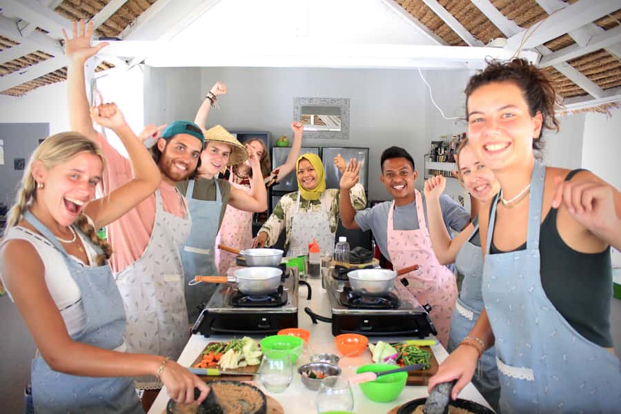 Gili air: Kaktus traditional cooking class - Coconut Milk, Cobek Peanut Sauce, and Gili Air Cooking Time