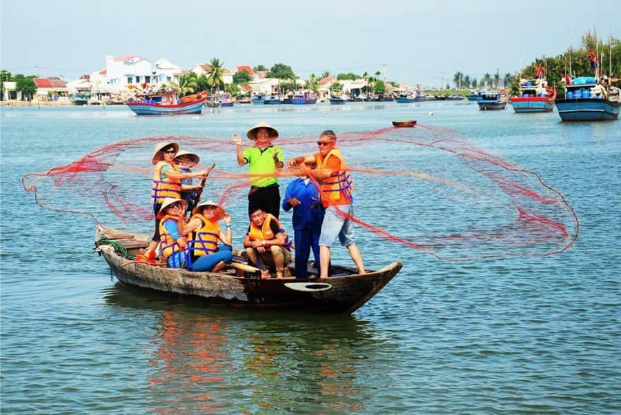 Hoi An: Basket Boat with Lantern-Making & Cooking Class Tour - Palm-leaf performance and souvenir-making before lantern class