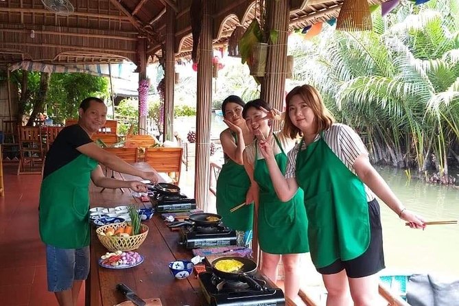 Hoi An Cooking Class And River Cruise - Entering the Hoi An food market with bargaining words