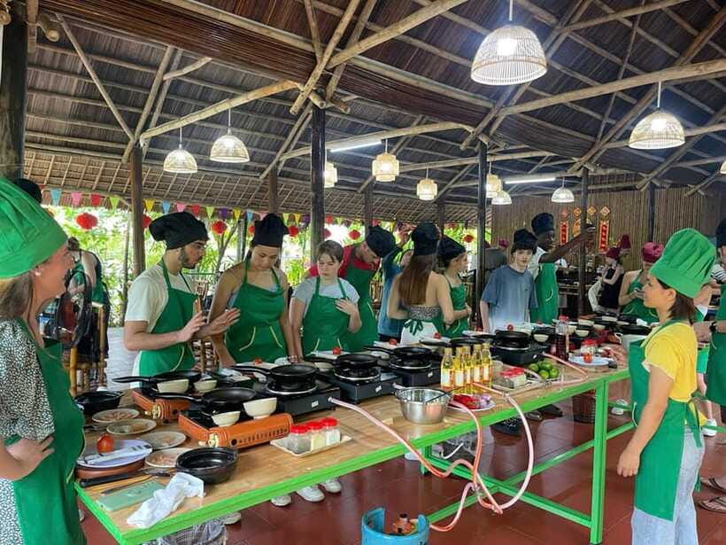 Hoi An: Cooking Class, Crab Fishing-Basket Boat, Market Tour - Welcome drink and restaurant rest: the reset before the cooking class