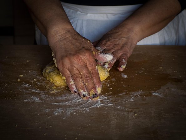 Homemade fresh pasta cooking class - What a 4-hour class feels like: from dough lessons to sitting down together