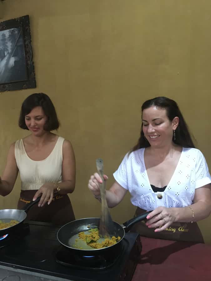 Jambangan bali cooking class with morning market tour - Coconut Oil Processing and Daily Offerings at a Balinese Home