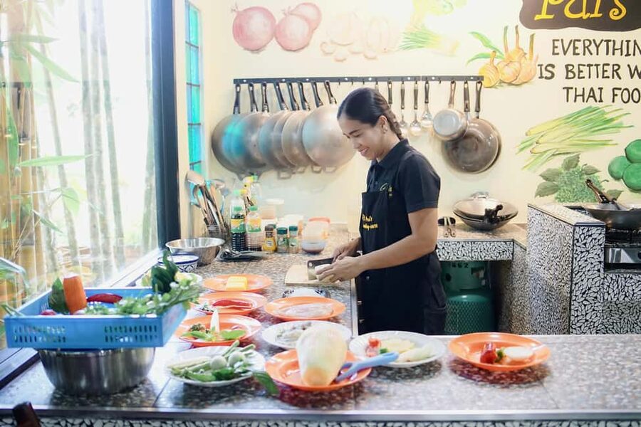 Khao Lak Pui's Authentic Thai Cooking Class - Khao Lak pickup and meeting Pui: start simple, start on time