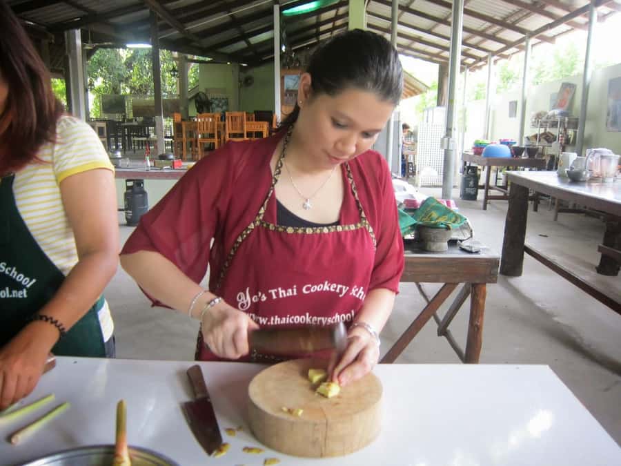 Krabi: Evening Thai Cooking Class at Ya's Cookery - Cooking stations: curries, noodles, spicy salads, and sticky mango rice