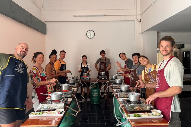 Lanna Smile Thai Cooking Class in Chiang Mai with Market tour - Cooking with Pim and Nim in an AC studio (and why the room matters)