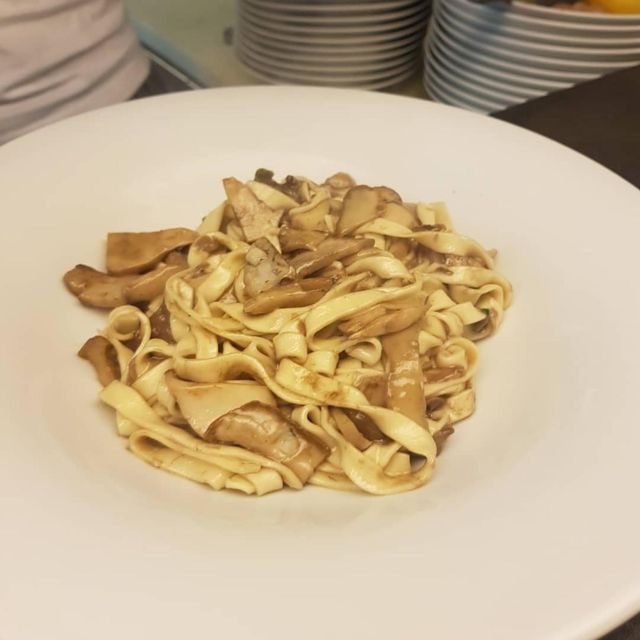 Lucca: Traditional-Traditional Cooking Class cuisine course - Meet the Corradi family at Ristorante Il Guercio