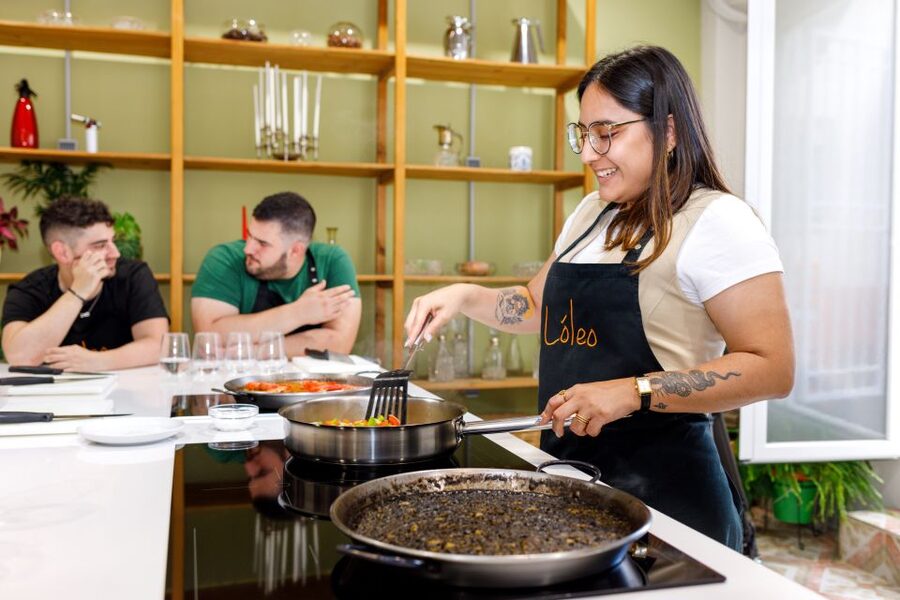 Madrid: Tapas & Paella Cooking Class with Expert Chef - Meeting Lola at Calle Valderribas (and Finding the Place Fast)