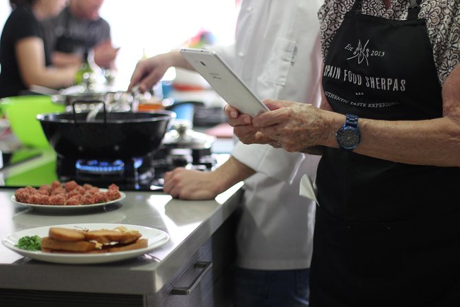 Malaga Tapas Cooking Class - Pairing your food with local wine or beer
