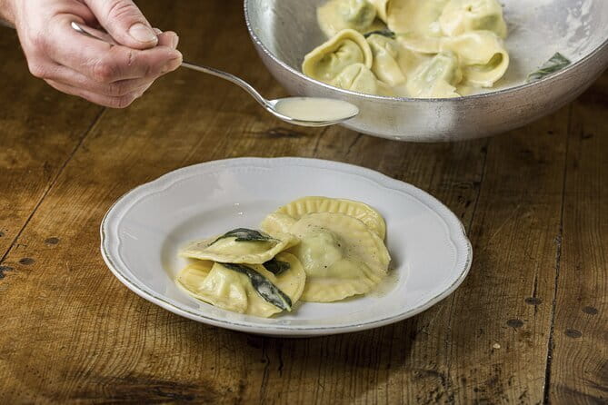 MaMa Florence Guided Market Tour and 4 Course-Pasta Cooking Class - The walk to the kitchen: why San Frediano is part of the experience