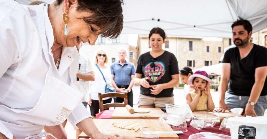 Montepulciano: Italian Cooking Class at a Tuscan Farm - Making bruschetta and croutons the Tuscan way