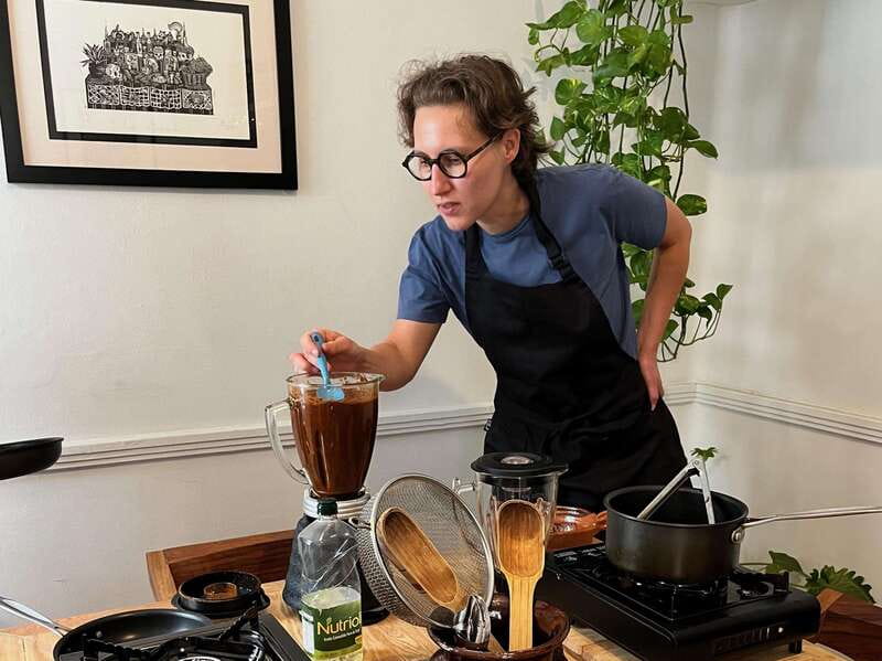 Muchos moles: Multi-variety mole cooking class and feast - Meeting up and getting set: home-kitchen energy in Condesa