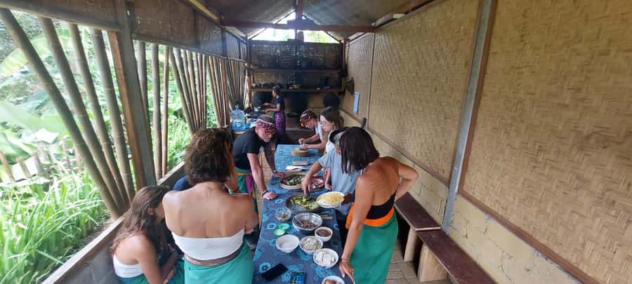 Munduk Balinese Cooking Class lunch/Dinner at a Local Home - Lunch or dinner with the family: what to expect at the table