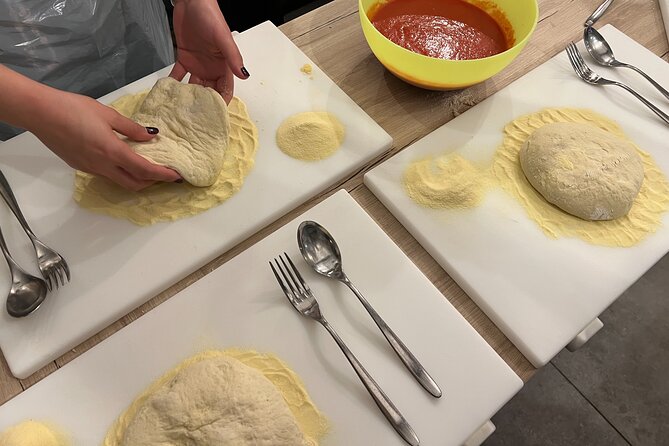 Naples Pizza Cooking Class in Local Restaurant - Entering Antica Pizzeria Chiaia and Getting Oriented