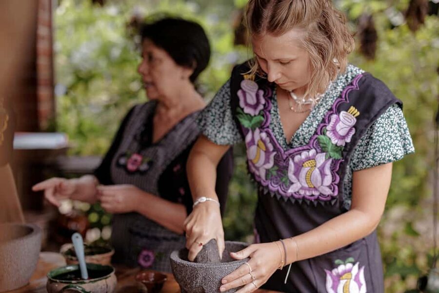 Oaxaca de Juarez: Traditional Oaxacan Cooking Class - Smoke kitchen reality: comals, firewood heat, and sauce work