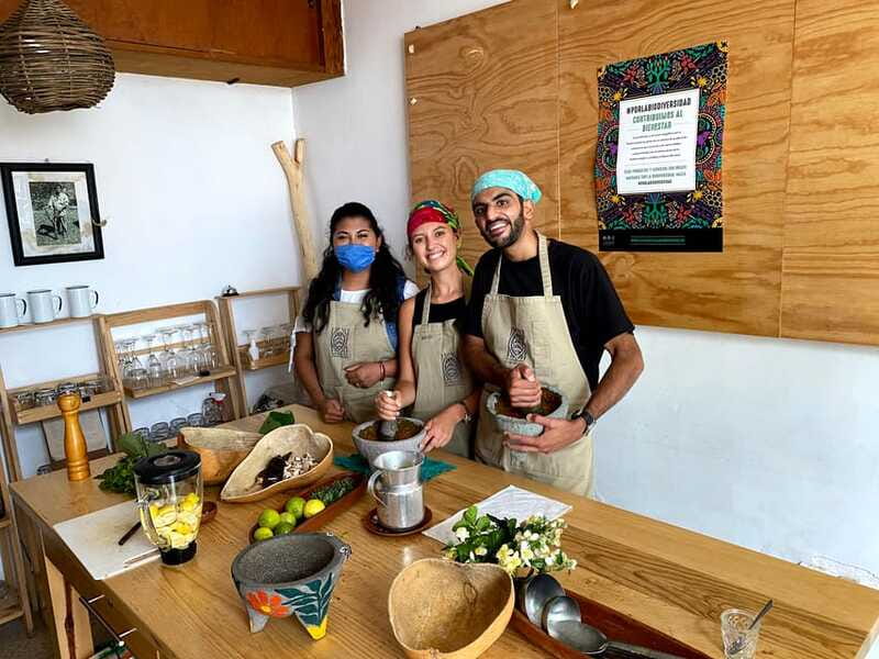 Oaxaca: Vegetarian Cooking Class - What you cook: salad, vegetarian mole-style mains, and dessert