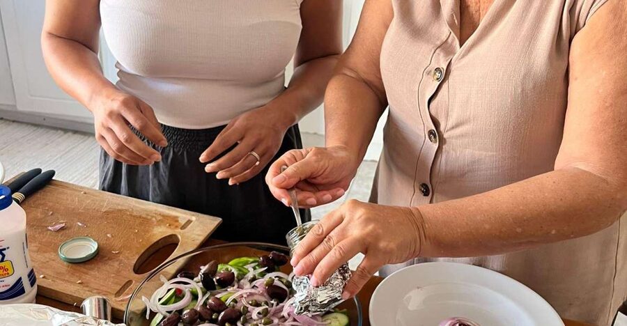 Oia: Greek Cooking Class and Lunch with a Local Grandmother - Finding Areti in Oia: where the class starts
