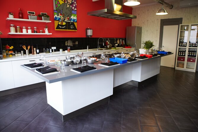 Paella Class & Bottomless Wine: Las Ramblas Views - Practical Tips: La Rambla Meeting Point and What to Bring
