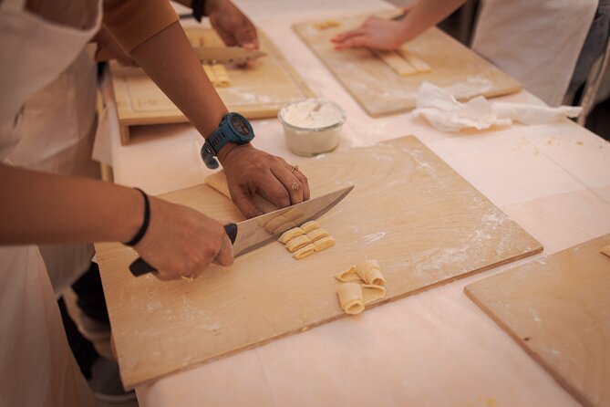 Pasta Cooking Class in Rome - Fettuccine Class in Piazza Navona - Sauces, bruschetta, and included drinks: how the meal is set up