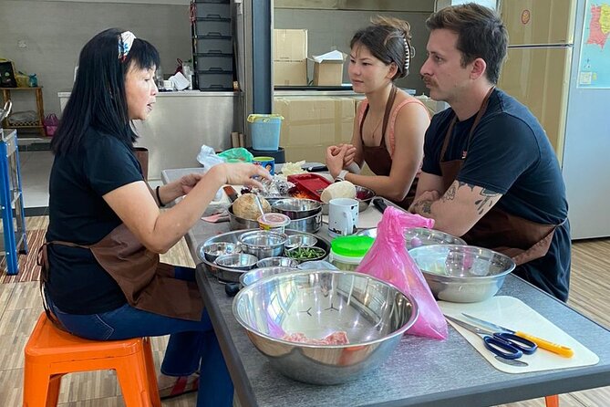 Penang Cooking Class:Dive into Malaysian Cuisine with PenangChiak - Market Morning at Chowrasta: Where the lesson starts
