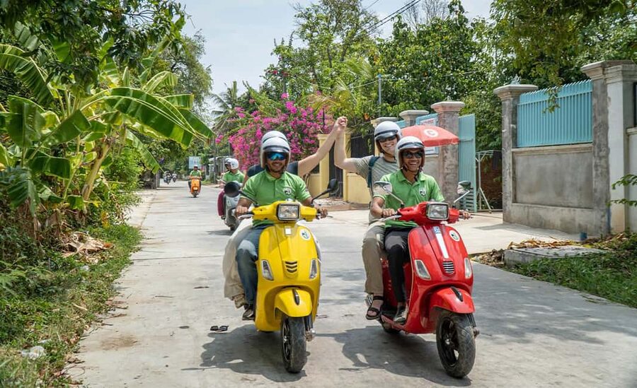 Phnom Penh Evening Food Tour -On Promotion Price limit Offer - Wat Botum Park street-food time: quick bites and snacks with momentum
