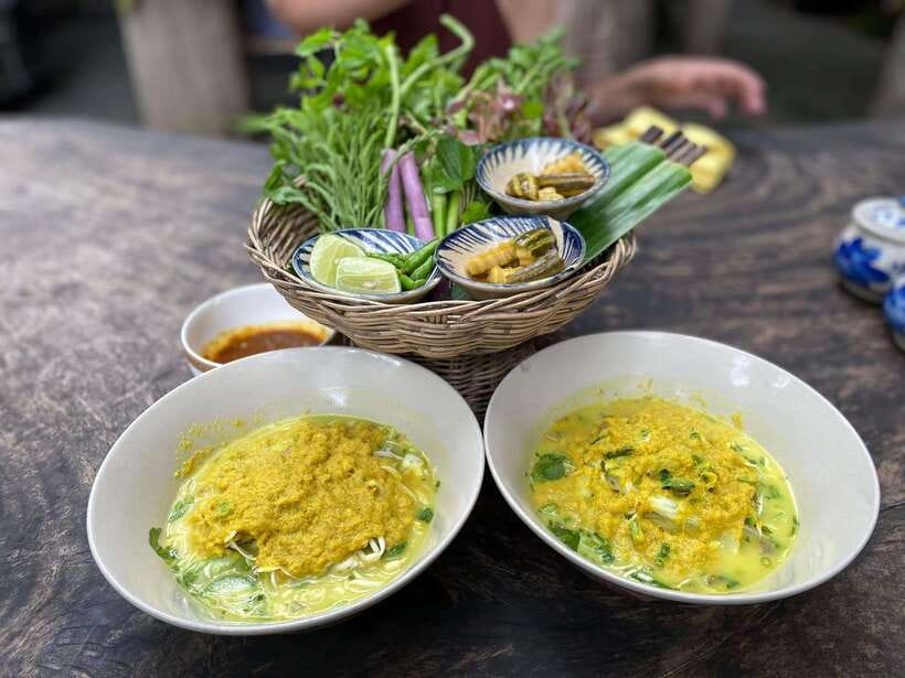 Phnom Penh Evening Food Tour -On Promotion Price limit Offer - Royal Palace area + Independence Monument: food sightseeing with a short breather