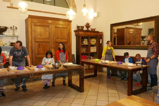 Pizza & Gelato Making Class in Oltrarno with Eating Europe - The 2.5-hour flow: pizza first, then dessert
