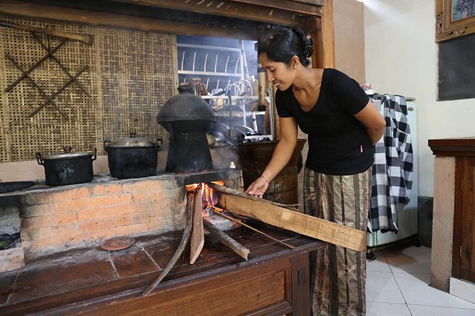 PRIVATE Balinese Cooking Class in Ubud with Dewa with Transfers - The garden tour: what you’re actually learning about Balinese spices and fruit